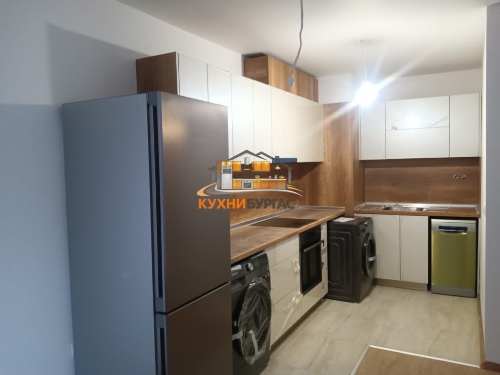 кухня бяло и орех по поръчка